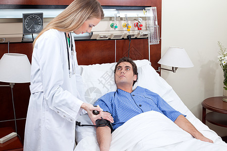 检查病人血压的医生男人医疗药物说谎房间保健医院床单病房治疗图片