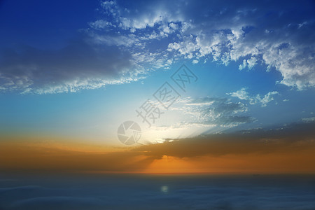 天空在云层的雾海上日落阴霾首脑天篷地平线假期太阳天气气氛戏剧性火山口图片