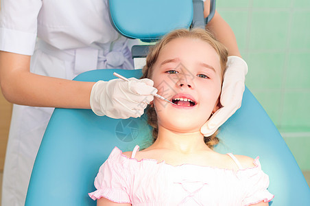 去看牙医的女孩 去看牙医审查眼镜矫正口腔科保健药品蓝色愈合椅子卫生图片