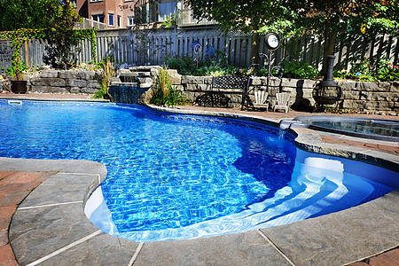 游泳池与瀑布岩石美化露台浴缸栅栏热水绿化后院弯曲晴天图片