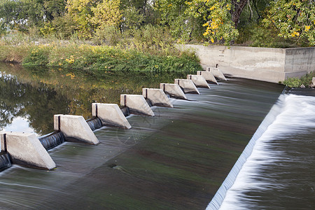 河流分流堤坝农业工业流动农田灌溉图片