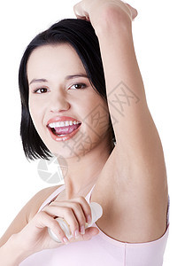 使用抗吸入剂的年轻妇女女孩浴室卫生快乐成人除臭剂化妆品微笑女性腋窝图片