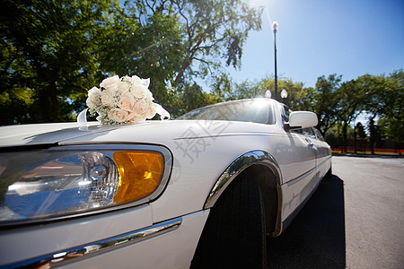 婚礼花束在车上图片