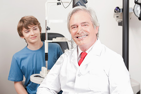 乐观主义者和病人验光散光验光师男性眼科男生医疗光学考试职业图片
