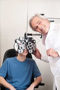 进行视觉测试的近效专家眼睛眼科男性验光师医疗诊所男人保健眼镜病人图片