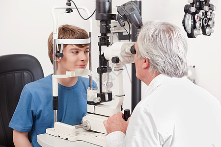 进行视觉测试的乐观者专注病人眼睛医生诊断图表镜片男生显微镜考试图片