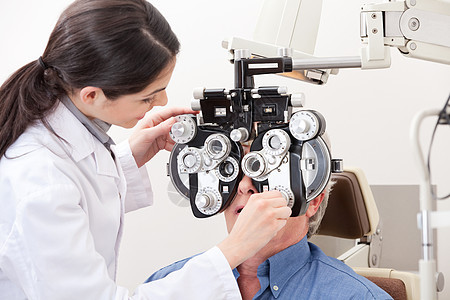 进行视觉测试的乐观者眼科医生男人病人女孩眼睛考试护理配镜师保健图片