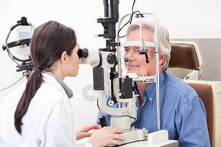 进行视觉测试的近效专家眼睛医生女孩散光病人镜片眼镜验光师显微镜药品图片