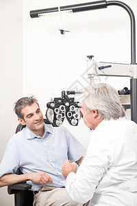 进行视觉测试的近效专家光学卫生验光眼镜眼睛病人护理男人医生男性图片