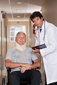轮椅病人患者医生微笑卫生医院疾病诊所病房衣领男人男性医师图片