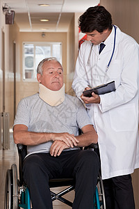 轮椅病人患者医生病房外科男性诊所治疗处方专家疼痛医师保健图片