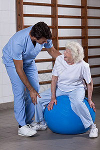 帮助病人的理疗医师身体健身房培训师男性体操女性康复理疗师老年疼痛图片