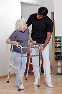 帮助病人使用沃克的治疗师男性公民退休卫生女士人士药品残障女性理疗师图片