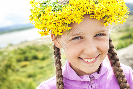 带着花圈的女孩花朵快乐微笑阳光场地草地头发幸福生活公园图片