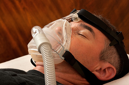 睡眠Apnea和CPAP卫生面具鼻音鼻子枕头管子加湿器病人愈合男人图片