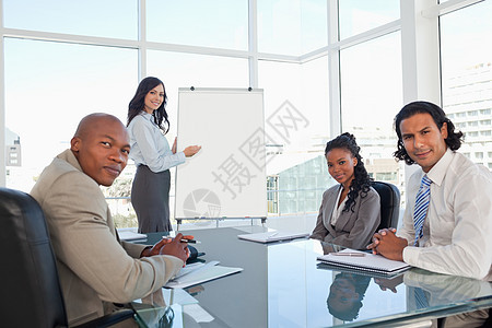 商业团队几乎在会议室里笑着微笑 在表演时图片