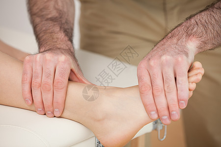 操纵妇女脚的按摩说谎肌肉病人药品拉伸治疗神经肌腱医疗理疗图片