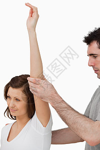 重力医生 抬起一名女性的手臂图片