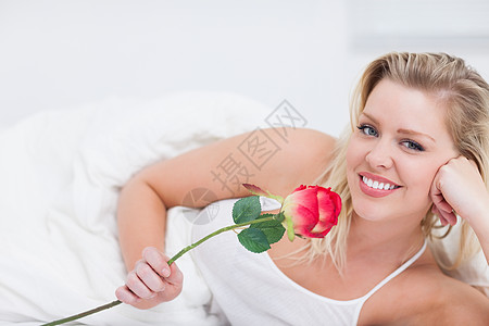 年轻女子拿着美丽的玫瑰花图片