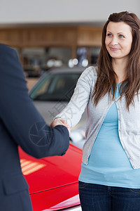 女人跟经销商握手图片