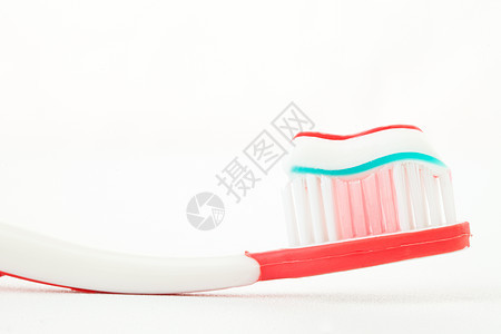 红牙刷上的牙膏图片