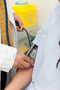 医生抽取病人的血压男人考试女士卫生药品保健诊断手臂压力高血压图片