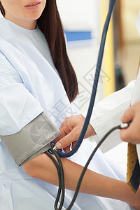 测量其病人血压的医生和男性测试女性药品压力医院医疗成人脉冲诊断图片