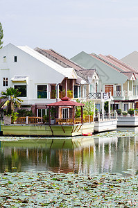 湖边豪华住房海滨住宅反射窗户天空房子国家小屋阳台奢华图片