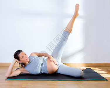 美丽的孕妇体操锻炼运动有氧运动肚子家庭父母母亲健身房女士成人生活女性图片