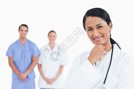在思想家面前微笑的医生在她身后与同事摆姿势图片