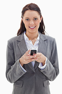 一名女商务人士的近身微笑着 并握着她的手机图片