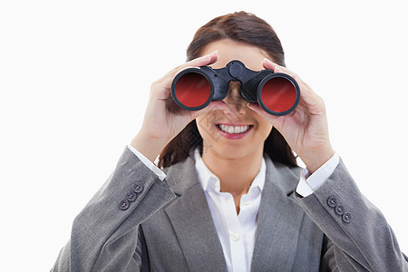 女商务人士笑着透过望远镜看望双目镜职业检查工作光学白色管理人员眼镜观众企业家微笑图片