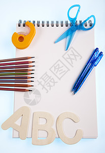 办公室和学生附件 笔记本铅笔学校钢笔大学桌子工具学习材料宏观蜡笔图片