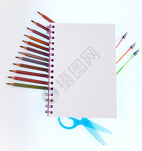 返校后 备有用品的笔记本蜡笔笔记学校学生剪刀铅笔钢笔办公室材料教育图片