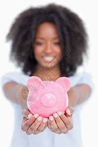 粉红小猪银行 由一个女人在镜头前持有图片