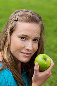 带着美味果子的迷人年轻女孩 在斯丹时图片