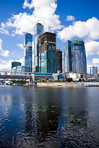 摩天大楼建造天空民众蓝色玻璃中心窗户市中心办公室金融图片