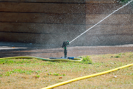 Sprinkler 喷雾器塑料管道液体溪流生长花园灌溉草皮农业薄雾图片