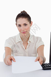 商业女商务人士提供文件的肖像图片