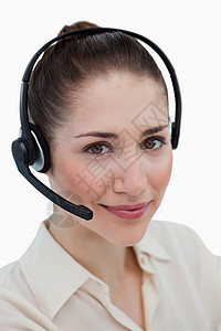 微笑的操作员装戴耳机的肖像顾问女士帮助服务台求助秘书电话麦克风营销技术图片