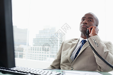打电话的商务人士谈判监视器男人商业顾问技术职场企业家听筒电话图片