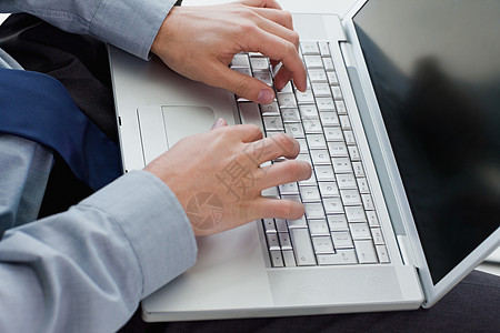 膝上型电脑上的手打字商务互联网沟通桌面按钮双手手指工人技术办公室图片
