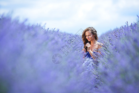 女性站在紫衣草地上喜悦地平线姿势农村国家爬坡晴天女士日落幸福图片