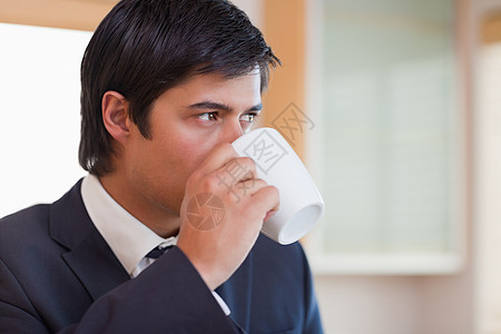 近距离靠近一个商务人士喝茶图片