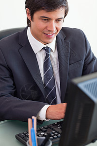 一名年轻商务人士与计算机合作的肖像;图片