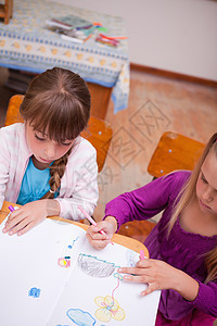 女学生绘画的肖像女孩写作孩子家庭作业教育桌子童年班级两个人幸福图片