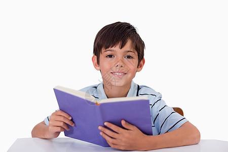 快乐的男孩阅读一本书童年学生快乐家庭作业白色男生知识瞳孔教育孩子图片