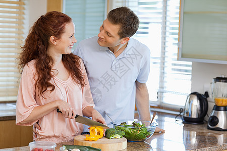 准备沙拉的情侣团结夫妻厨房蔬菜营养美食食物女士素食者两个人图片