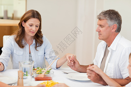 家人在晚饭前祷告两个人女士饮食晚餐膳食兄弟姐妹庆典桌子食物家庭图片