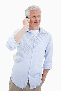 一个笑着的成熟男子使用手机的肖像图片